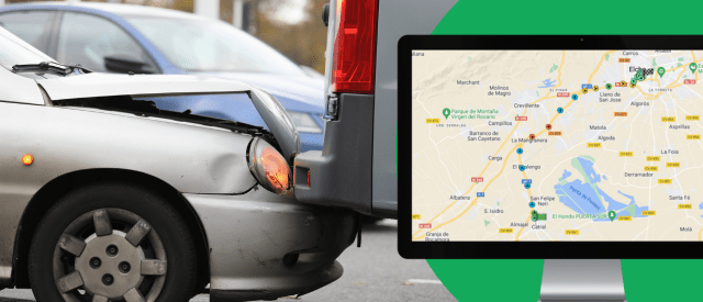 A silver car is rear-ended by another vehicle, possibly on a case of "Uso del vehículo de empresa fuera del horario de trabajo". Beside this, a computer screen displays a digital map.